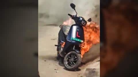 इलेक्ट्रिक स्कूटरों में आग लगने की घटना को लेकर गंभीर हुई सरकार, जांच के आदेश इलेक्ट्रिक स्कूटरों में आग लगने की घटना को लेकर गंभीर हुई सरकार, जांच के आदेश