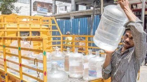 चेन्नई की IT कंपनियों का कर्मचारियों को आदेश- पानी नहीं है, घर से काम करो चेन्नई की IT कंपनियों का कर्मचारियों को आदेश- पानी नहीं है, घर से काम करो