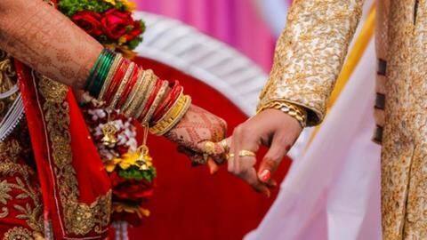 उत्तर प्रदेश: चार लड़कों के साथ भागी युवती, पंचायत ने लकी-ड्रॉ के जरिए किया विवाह उत्तर प्रदेश: चार लड़कों के साथ भागी युवती, पंचायत ने लकी-ड्रॉ के जरिए किया विवाह