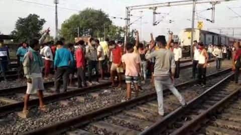 बिना खाना पानी के 10 घंटे खड़ी रही श्रमिक स्पेशल ट्रेन, भड़के मजदूरों ने किया प्रदर्शन बिना खाना पानी के 10 घंटे खड़ी रही श्रमिक स्पेशल ट्रेन, भड़के मजदूरों ने किया प्रदर्शन