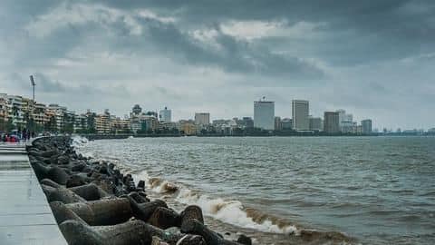 आज महाराष्ट्र से टकराएगा चक्रवात निसर्ग, 110 किलोमीटर प्रति घंटे की रफ्तार से चलेंगी हवाएं आज महाराष्ट्र से टकराएगा चक्रवात निसर्ग, 110 किलोमीटर प्रति घंटे की रफ्तार से चलेंगी हवाएं