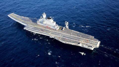 INS विक्रमादित्य पर लगी आग, बुझाने की कोशिश में एक नौसेना अफसर शहीद INS विक्रमादित्य पर लगी आग, बुझाने की कोशिश में एक नौसेना अफसर शहीद