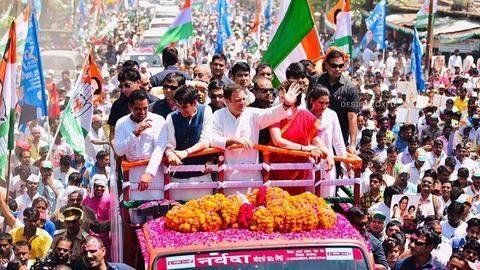 राहुल गांधी ने अमेठी से दाखिल किया नामांकन, साथ दिखा पूरा परिवार राहुल गांधी ने अमेठी से दाखिल किया नामांकन, साथ दिखा पूरा परिवार