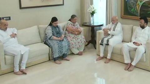 विदेश दौरे से वापस आने के बाद अरुण जेटली के घर पहुंचे प्रधानमंत्री मोदी, दी श्रद्धांजलि विदेश दौरे से वापस आने के बाद अरुण जेटली के घर पहुंचे प्रधानमंत्री मोदी, दी श्रद्धांजलि