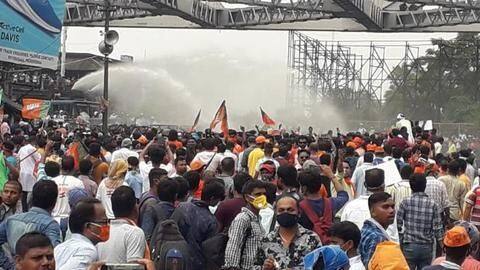 ममता बनर्जी के कार्यालय को घेरने जा रहे भाजपा कार्यकर्ताओं पर लाठीचार्ज, छोड़ी गई आंसू गैस ममता बनर्जी के कार्यालय को घेरने जा रहे भाजपा कार्यकर्ताओं पर लाठीचार्ज, छोड़ी गई आंसू गैस