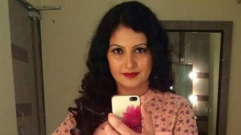 हरियाणा: टिक-टॉक स्टार सोनाली फोगाट ने कैमरे के सामने की अधिकारी की चप्पल से पिटाई हरियाणा: टिक-टॉक स्टार सोनाली फोगाट ने कैमरे के सामने की अधिकारी की चप्पल से पिटाई
