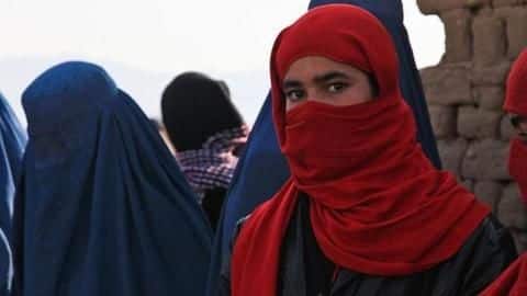 बम धमाकों के बाद श्रीलंका के राष्ट्रपति सिरीसेना ने लगाया मुंह ढकने पर प्रतिबंध बम धमाकों के बाद श्रीलंका के राष्ट्रपति सिरीसेना ने लगाया मुंह ढकने पर प्रतिबंध