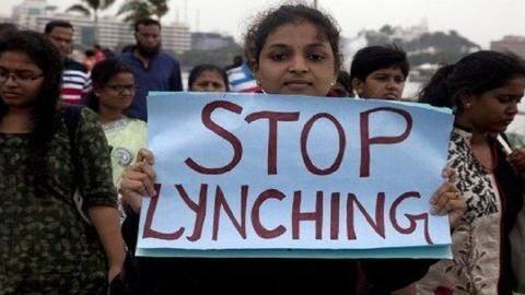उत्तर प्रदेश: कुत्तों के डर से छिपे युवक को चोर समझ भीड़ ने पीटा, मौत उत्तर प्रदेश: कुत्तों के डर से छिपे युवक को चोर समझ भीड़ ने पीटा, मौत