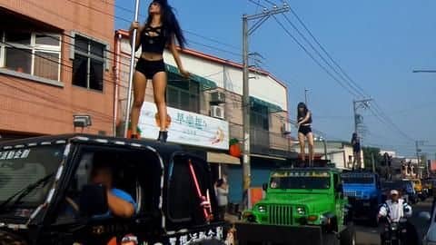 चीन में अंतिम संस्कार के समय नाचने के लिए बुलाई जाती हैं लड़कियां, जानें कारण चीन में अंतिम संस्कार के समय नाचने के लिए बुलाई जाती हैं लड़कियां, जानें कारण