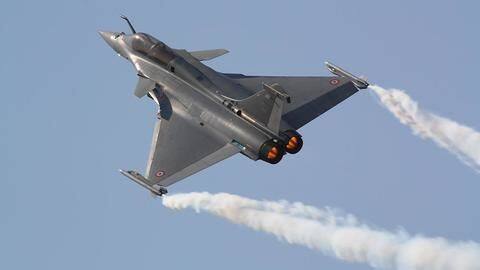 राफेल, मिराज से लेकर सुखोई लड़ाकू विमानों तक, जानिए किसमें कितना है दम राफेल, मिराज से लेकर सुखोई लड़ाकू विमानों तक, जानिए किसमें कितना है दम