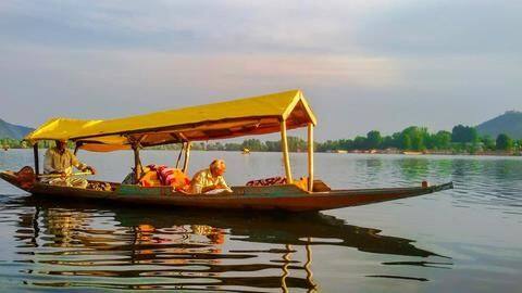 आज से कश्मीर की सैर कर सकेंगे पर्यटक, तीन नेताओं को भी किया जाएगा रिहा आज से कश्मीर की सैर कर सकेंगे पर्यटक, तीन नेताओं को भी किया जाएगा रिहा