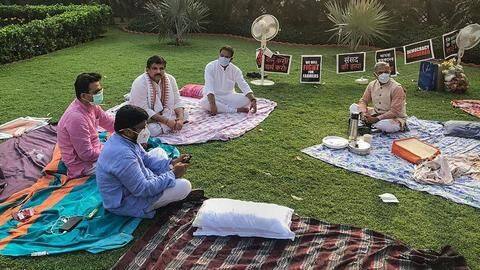 विपक्षी सांसदों के धरने के जबाव में उपवास रखेंगे राज्यसभा उपसभापति, प्रधानमंत्री ने किया समर्थन विपक्षी सांसदों के धरने के जबाव में उपवास रखेंगे राज्यसभा उपसभापति, प्रधानमंत्री ने किया समर्थन