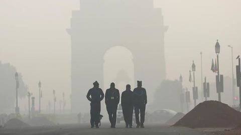 सांस लेने लायक नहीं रही दिल्ली की हवा, बार में बिक रही ऑक्सीजन सांस लेने लायक नहीं रही दिल्ली की हवा, बार में बिक रही ऑक्सीजन