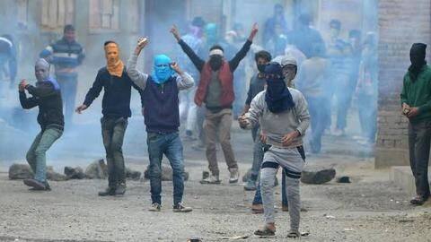 सरकार का कश्मीर में पत्थरबाजी कम होने का दावा, लेकिन आंकड़े दिखा रहे दूसरी तस्वीर सरकार का कश्मीर में पत्थरबाजी कम होने का दावा, लेकिन आंकड़े दिखा रहे दूसरी तस्वीर