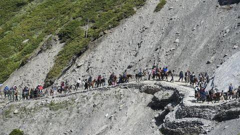 अमरनाथ यात्रा: पाकिस्तान की तरफ से आतंकी हमले का खतरा, यात्रियों को कश्मीर छोड़ने का सुझाव अमरनाथ यात्रा: पाकिस्तान की तरफ से आतंकी हमले का खतरा, यात्रियों को कश्मीर छोड़ने का सुझाव