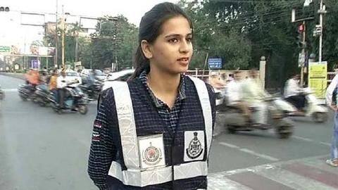 अनोखे अंदाज़ में ट्रैफ़िक कंट्रोल करती है ये MBA ग्रेजुएट डांसिंग गर्ल, देखें वीडियो अनोखे अंदाज़ में ट्रैफ़िक कंट्रोल करती है ये MBA ग्रेजुएट डांसिंग गर्ल, देखें वीडियो