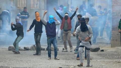 सरकार के दावे के विपरीत अनुच्छेद 370 हटने के बाद कश्मीर में पत्थरबाजी की 306 घटनाएं सरकार के दावे के विपरीत अनुच्छेद 370 हटने के बाद कश्मीर में पत्थरबाजी की 306 घटनाएं