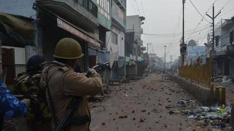 उत्तर प्रदेश: पुलिस कह रही नहीं चलाई कोई गोली, वीडियो में फायरिंग करते दिखा पुलिसकर्मी उत्तर प्रदेश: पुलिस कह रही नहीं चलाई कोई गोली, वीडियो में फायरिंग करते दिखा पुलिसकर्मी