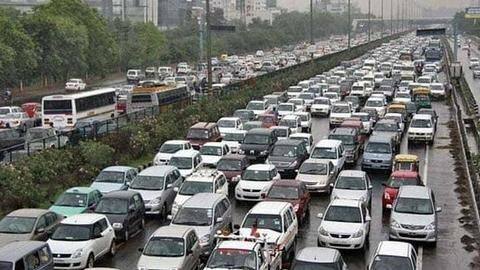 नोएडा के ट्रैफिक का "कमाल", जाम में फंसी किडनैपर्स की कार, बचकर भागा युवक नोएडा के ट्रैफिक का "कमाल", जाम में फंसी किडनैपर्स की कार, बचकर भागा युवक