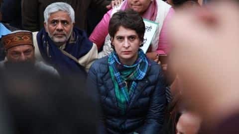 जामिया यूनिवर्सिटी के छात्रों के समर्थन में प्रियंका गांधी का धरना, कहा- सरकार के खिलाफ लड़ेंगे जामिया यूनिवर्सिटी के छात्रों के समर्थन में प्रियंका गांधी का धरना, कहा- सरकार के खिलाफ लड़ेंगे