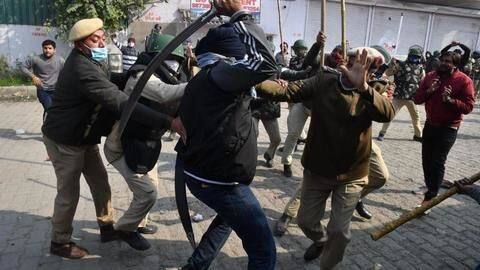 सिंघु बॉर्डर उपद्रव: तलवार से हमला करने वाले शख्स समेत 44 गिरफ्तार सिंघु बॉर्डर उपद्रव: तलवार से हमला करने वाले शख्स समेत 44 गिरफ्तार