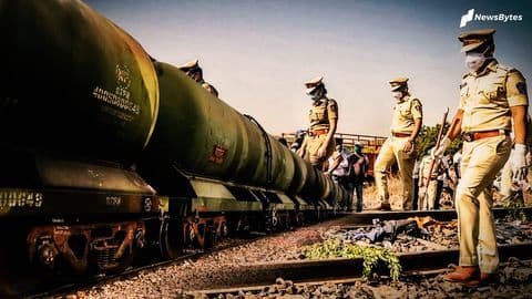 महाराष्ट्र: घर लौट रहे प्रवासी मजदूरों के ऊपर से निकली मालगाड़ी, 16 की मौत महाराष्ट्र: घर लौट रहे प्रवासी मजदूरों के ऊपर से निकली मालगाड़ी, 16 की मौत