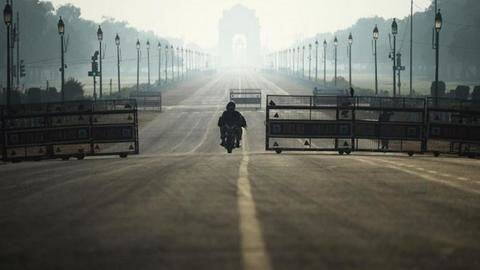लॉकडाउन का उल्लंघन करने वालों के खिलाफ होगी कानूनी कार्रवाई, केंद्र सरकार का राज्यों को निर्देश लॉकडाउन का उल्लंघन करने वालों के खिलाफ होगी कानूनी कार्रवाई, केंद्र सरकार का राज्यों को निर्देश