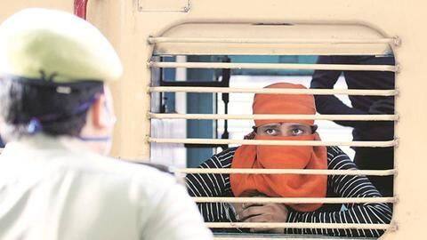 केंद्र सरकार बोली- हमने कभी राज्यों से मजदूरों से टिकट के पैसे लेने को नहीं कहा केंद्र सरकार बोली- हमने कभी राज्यों से मजदूरों से टिकट के पैसे लेने को नहीं कहा