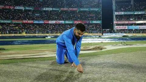 भारत बनाम श्रीलंका पहला टी-20: खिलाड़ियों के मैदान छोड़कर जाने के बाद भी हुआ पिच निरीक्षण भारत बनाम श्रीलंका पहला टी-20: खिलाड़ियों के मैदान छोड़कर जाने के बाद भी हुआ पिच निरीक्षण