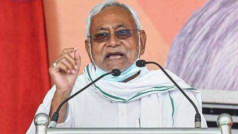 बिहार: चुनावी सभा के दौरान नीतीश कुमार पर फेंके गए पत्थर और प्याज बिहार: चुनावी सभा के दौरान नीतीश कुमार पर फेंके गए पत्थर और प्याज