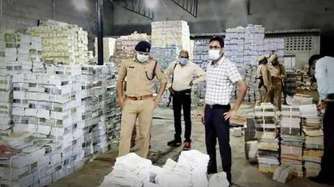 भाजपा नेता का बेटा छाप रहा था NCERT की नकली किताबें, 35 करोड़ का माल जब्त भाजपा नेता का बेटा छाप रहा था NCERT की नकली किताबें, 35 करोड़ का माल जब्त