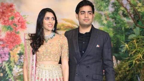 मुकेश अंबानी के बेटे आकाश अंबानी और श्लोका की शादी का कार्ड वायरल, देखें वीडियो मुकेश अंबानी के बेटे आकाश अंबानी और श्लोका की शादी का कार्ड वायरल, देखें वीडियो