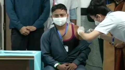 वैक्सीनेशन अभियान: दिल्ली AIIMS के सफाईकर्मी को लगी देश की पहली कोरोना वैक्सीन वैक्सीनेशन अभियान: दिल्ली AIIMS के सफाईकर्मी को लगी देश की पहली कोरोना वैक्सीन