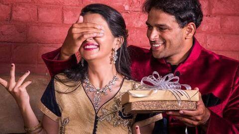 पत्नी को करवा चौथ पर दें ऐसे गिफ्ट, दिन बन जाएगा यादगार पत्नी को करवा चौथ पर दें ऐसे गिफ्ट, दिन बन जाएगा यादगार