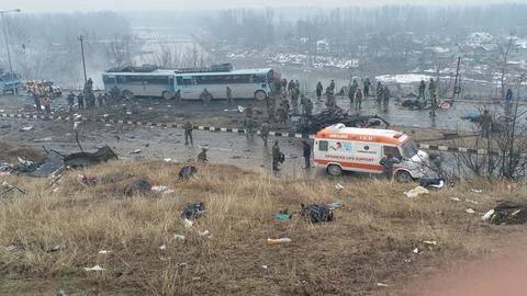 जम्मू-कश्मीर में CRPF के काफिले पर बड़ा आतंकी हमला, 18 जवान शहीद, कई घायल जम्मू-कश्मीर में CRPF के काफिले पर बड़ा आतंकी हमला, 18 जवान शहीद, कई घायल