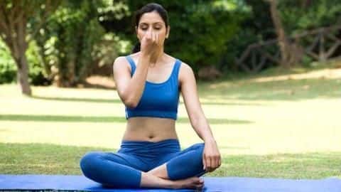 अनुलोम विलोम प्राणायाम के अभ्यास का तरीका और इससे जुड़ी अन्य महत्वपूर्ण बातें अनुलोम विलोम प्राणायाम के अभ्यास का तरीका और इससे जुड़ी अन्य महत्वपूर्ण बातें