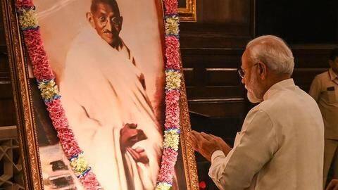 महात्मा गांधी पर प्रधानमंत्री मोदी के लेख का विश्लेषण, दिखावटी है मोदी का गांधी प्रेम महात्मा गांधी पर प्रधानमंत्री मोदी के लेख का विश्लेषण, दिखावटी है मोदी का गांधी प्रेम
