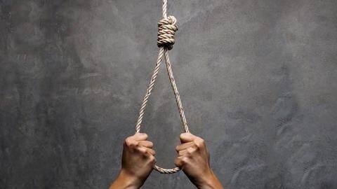 फाँसी के फंदे से झूली गर्भवती महिला, मौत के बाद गर्भ से जन्मा बच्चा, जानें कैसे फाँसी के फंदे से झूली गर्भवती महिला, मौत के बाद गर्भ से जन्मा बच्चा, जानें कैसे