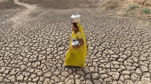 देश का आधे से ज्यादा भाग जलसंकट से त्रस्त, पानी के लिए संघर्ष कर रहे लोग देश का आधे से ज्यादा भाग जलसंकट से त्रस्त, पानी के लिए संघर्ष कर रहे लोग