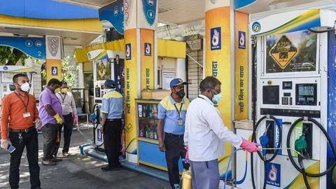 दिल्ली: केजरीवाल सरकार ने VAT में की कटौती, 8.36 रुपये सस्ता हुआ डीजल दिल्ली: केजरीवाल सरकार ने VAT में की कटौती, 8.36 रुपये सस्ता हुआ डीजल
