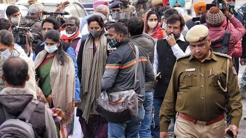 किसान आंदोलन: दिल्ली पुलिस ने विपक्ष के सांसदों को गाजीपुर बॉर्डर जाने से रोका किसान आंदोलन: दिल्ली पुलिस ने विपक्ष के सांसदों को गाजीपुर बॉर्डर जाने से रोका