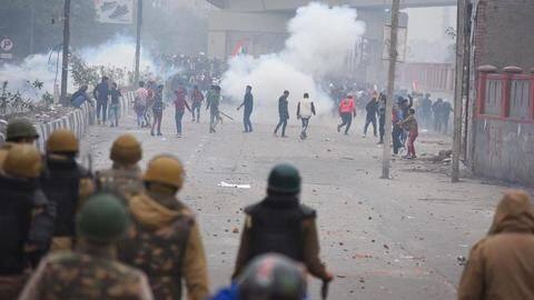 दिल्ली: नागरिकता कानून के खिलाफ प्रदर्शन में हिंसक झड़प, पुलिस ने छोड़े आंसू गैस के गोले दिल्ली: नागरिकता कानून के खिलाफ प्रदर्शन में हिंसक झड़प, पुलिस ने छोड़े आंसू गैस के गोले