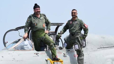 वायुसेना प्रमुख ने विंग कमांडर अभिनंदन के साथ मिग-21 में भरी उड़ान, देखें वीडियो वायुसेना प्रमुख ने विंग कमांडर अभिनंदन के साथ मिग-21 में भरी उड़ान, देखें वीडियो