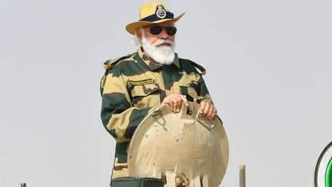 जवानों के साथ दिवाली मनाने जैसलमेर पहुंचे प्रधानमंत्री मोदी, चीन पर साधा निशाना जवानों के साथ दिवाली मनाने जैसलमेर पहुंचे प्रधानमंत्री मोदी, चीन पर साधा निशाना