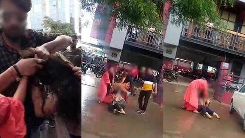 प्रेमिका के साथ फिल्म देखते पकड़ा गया युवक, पत्नी और साली ने की दोनों की पिटाई प्रेमिका के साथ फिल्म देखते पकड़ा गया युवक, पत्नी और साली ने की दोनों की पिटाई