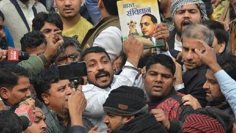नागरिकता कानून का विरोध: फिर हिरासत में लिए गए भीम आर्मी के चंद्रशेखर आजाद नागरिकता कानून का विरोध: फिर हिरासत में लिए गए भीम आर्मी के चंद्रशेखर आजाद