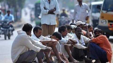 लॉकडाउन के बीच देश में बढ़ी बेरोजगारी दर, चार में से एक को गंवानी पड़ी नौकरी लॉकडाउन के बीच देश में बढ़ी बेरोजगारी दर, चार में से एक को गंवानी पड़ी नौकरी