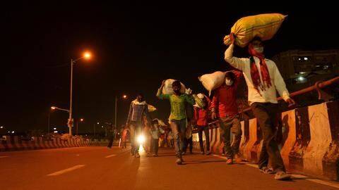 सरकार ने कही लॉकडाउन में 1.05 करोड़ मजदूरों के पलायन की बात, लेकिन असल संख्या ज्यादा सरकार ने कही लॉकडाउन में 1.05 करोड़ मजदूरों के पलायन की बात, लेकिन असल संख्या ज्यादा