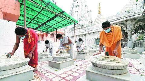कोरोना वायरस के बीच सोमवार से खुलेंगे धार्मिक स्थल, की जा रही ये तैयारियां कोरोना वायरस के बीच सोमवार से खुलेंगे धार्मिक स्थल, की जा रही ये तैयारियां