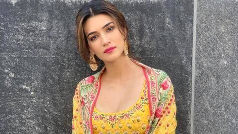 'हमारी बहू सिल्क' की टीम को अब तक नहीं मिले पैसे, सपोर्ट में उतरीं कृति सेनन 'हमारी बहू सिल्क' की टीम को अब तक नहीं मिले पैसे, सपोर्ट में उतरीं कृति सेनन